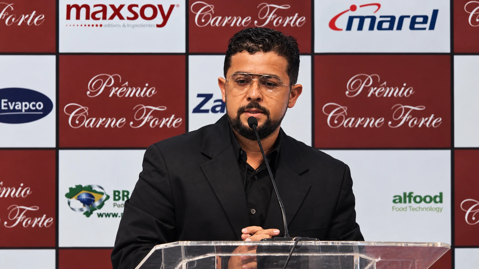 Celso Ricardo Ferreira falando ao microfone durante um evento do setor